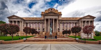 Droit à la médiation et clause de médiation dans le bail commercial.