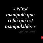 Persuader, manipuler sans scrupule, des personnes, des groupes, des nations